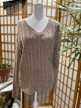 Load image into Gallery viewer, CRAFT+BARROW V-neck long sleeve thin cable knit sweater