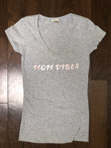 Mom Vibes ss fitted crewneck+v-neck t-shirt